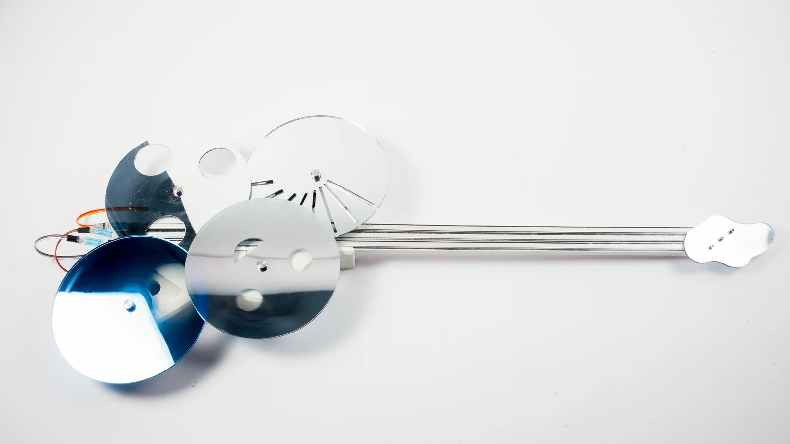 Solar string instrument with circular reflective panels