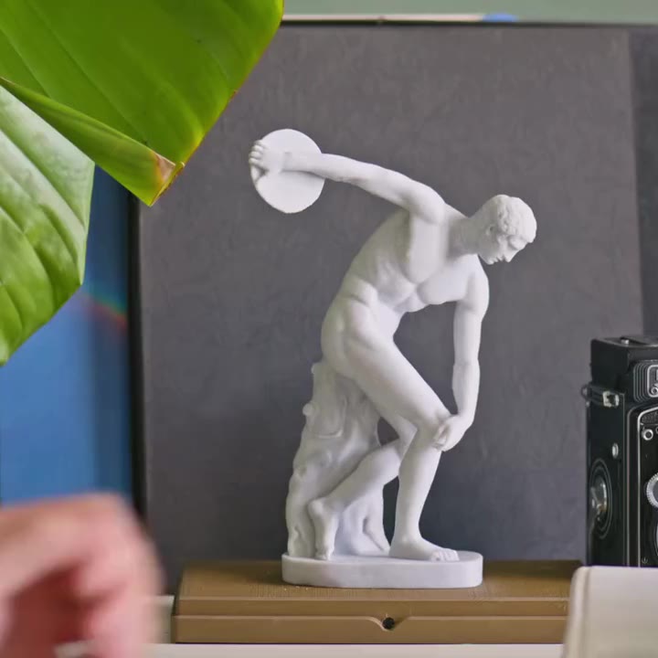 Shy Farting Statue video preview